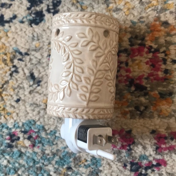 Outlet Plug Freshener - Picture 4 of 8